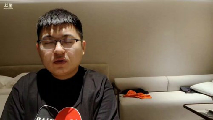 我在斗鱼看火力堂主直播户外