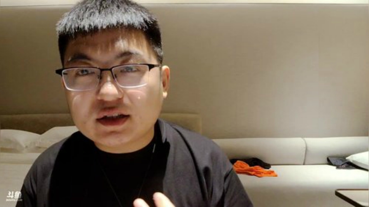 我在斗鱼看火力堂主直播户外