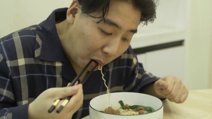 我在斗鱼看野食小哥直播美食