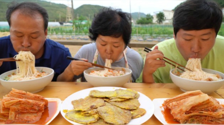 肉质极好的牛肉片裹上蛋液炸到金黄，再配上蔬菜冷面，美味极了！
