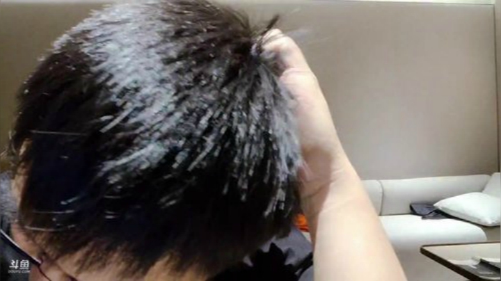我在斗鱼看火力堂主直播户外