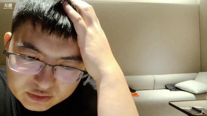 我在斗鱼看火力堂主直播户外