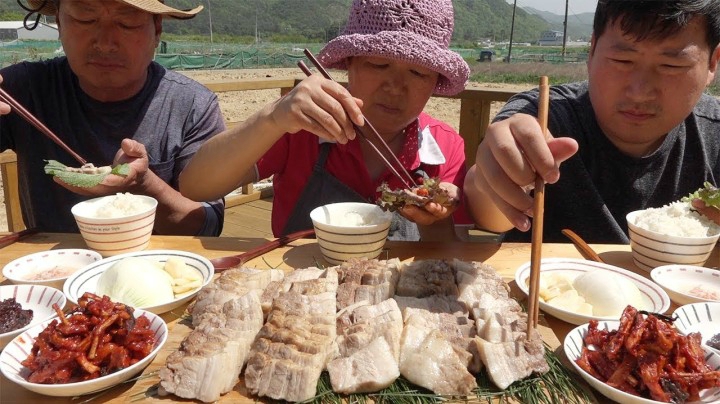 用天然竹子和松针去除猪肉的腥味，再用大火烹煮，美味又清爽！