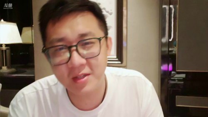 我在斗鱼看小鱼小鱼吃虾米直播户外