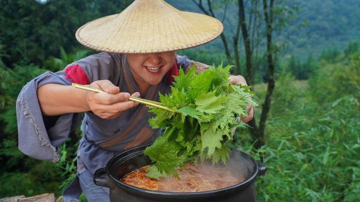 酸汤火锅这样吃才叫爽，整2斤荨麻叶放锅里一烫，好吃得停不下来