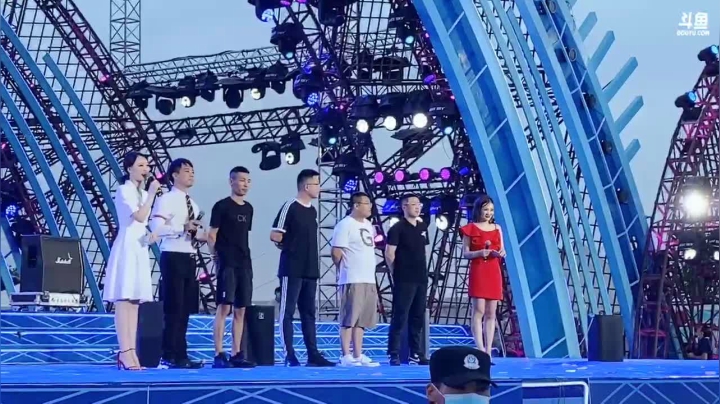 出门去青岛，记得粉丝荧光棒续牌子 2020-08-11 18点场