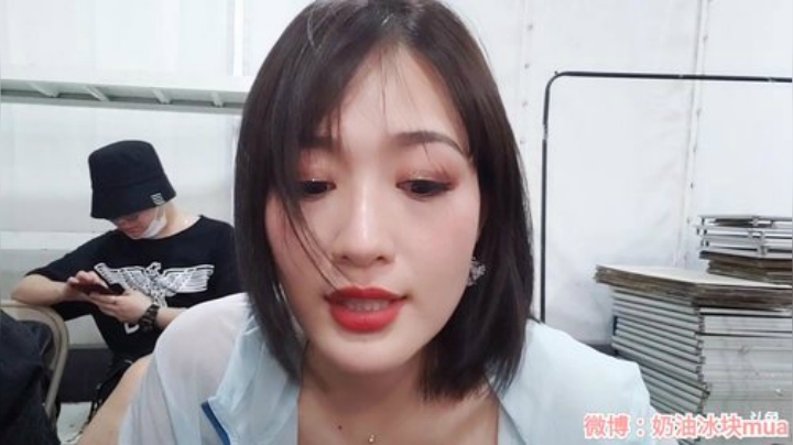 我在斗鱼看奶油冰块直播美食