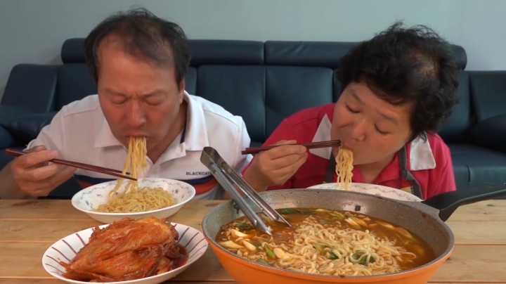 泰国旅游回来后嗦一顿美味的拉面，配上爽口泡菜，爸妈吃的超香！