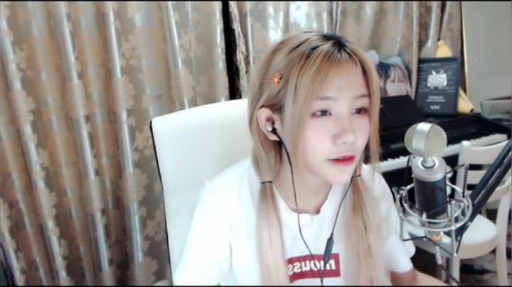 秋雨为裳发布了一个斗鱼视频2020-08-12