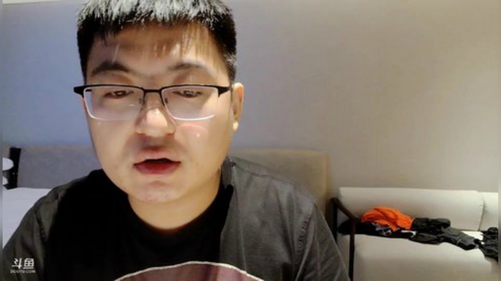 我在斗鱼看火力堂主直播户外