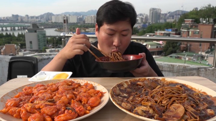中国料理干烧虾和炸酱面，我好喜欢中国美食！我也很喜欢中国~