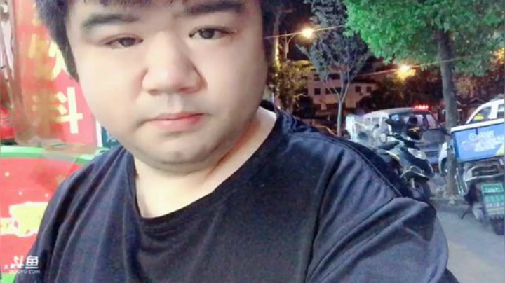 我在斗鱼看做个疯子直播户外