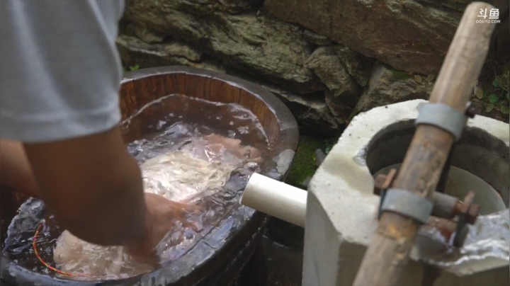 我在斗鱼看野食小哥直播美食