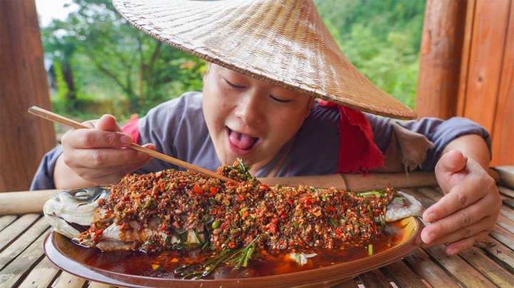 凉拌草鱼这样吃才叫爽，淋上秘制蘸料直接开吃，比吃水煮鱼还过瘾