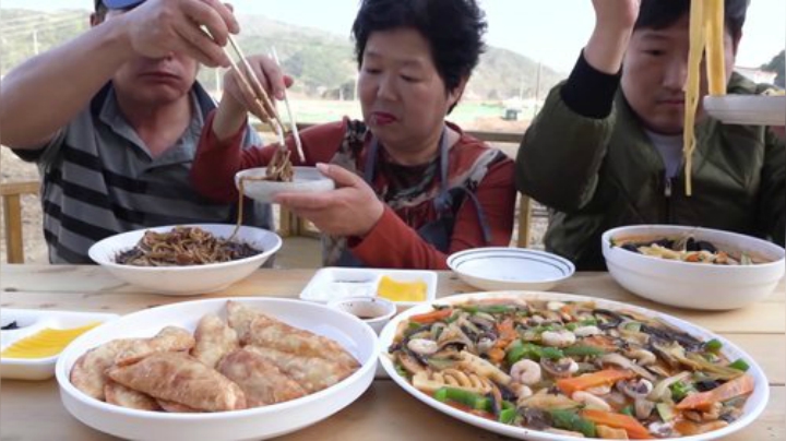 种植树苗之后享受美味的八宝菜和煎饺，感觉劳动后的食物最好吃~