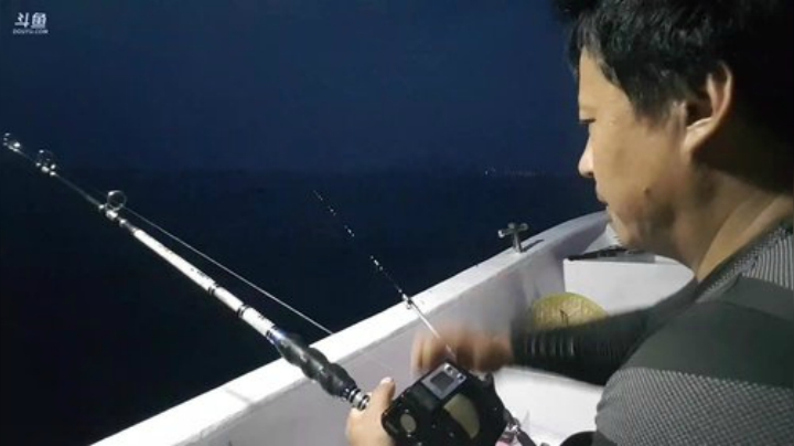 我在斗鱼看威海大叔直播美食