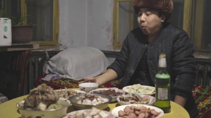 我在斗鱼看野食小哥直播美食