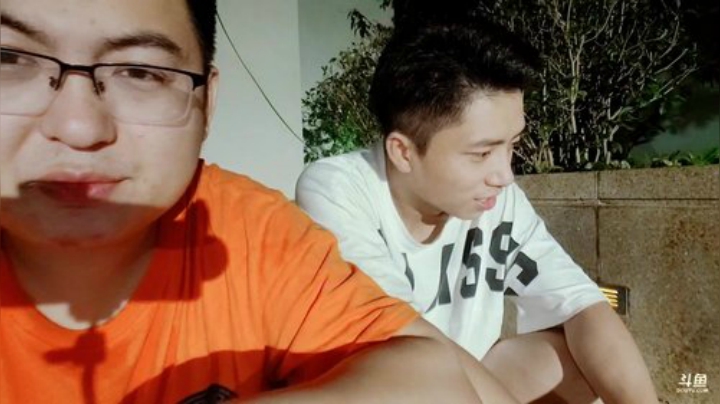 我在斗鱼看火力堂主直播户外