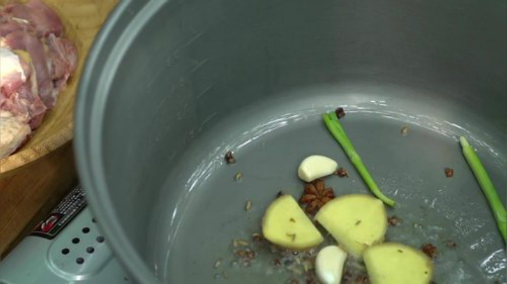 我在斗鱼看野食小哥直播美食