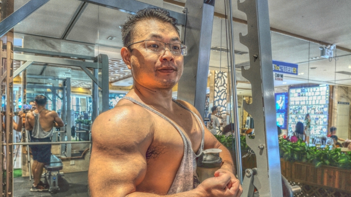 背部训练打造倒三角。