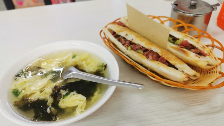 嗯