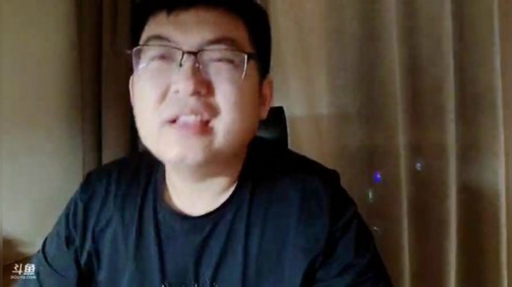 我在斗鱼看火力堂主直播户外