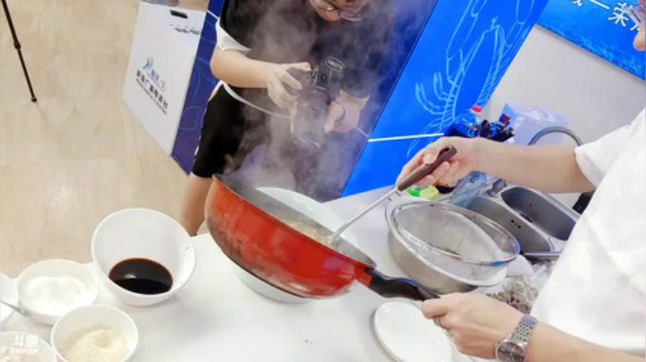 我在斗鱼看威海大叔直播美食