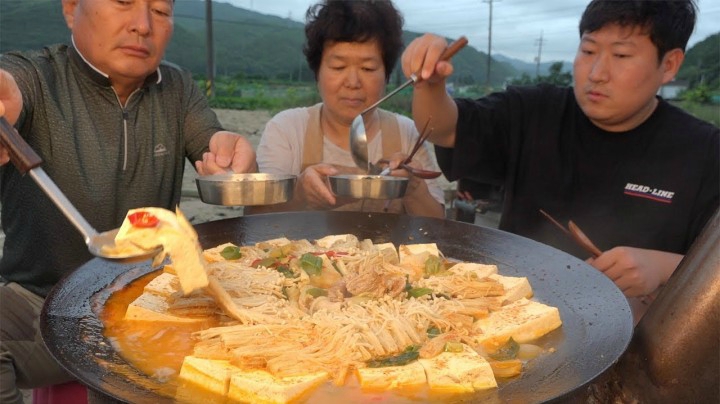 放满金针菇的豆腐火锅吃起来别有风味~先给辛苦的妈妈舀一勺肉！