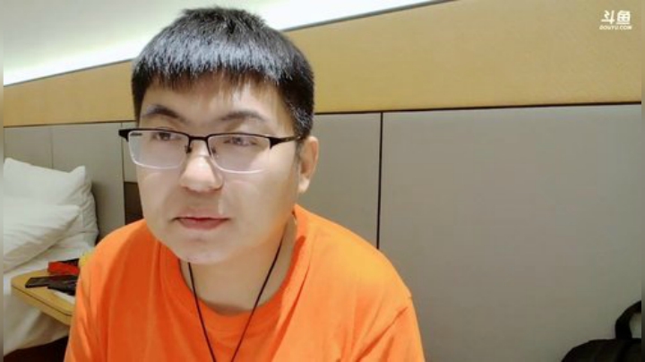我在斗鱼看火力堂主直播户外