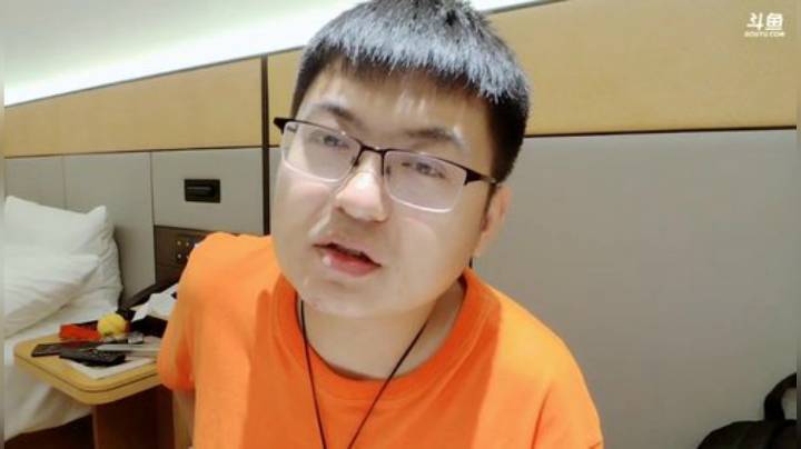 我在斗鱼看火力堂主直播户外