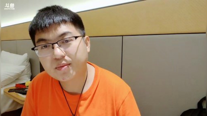 我在斗鱼看火力堂主直播户外