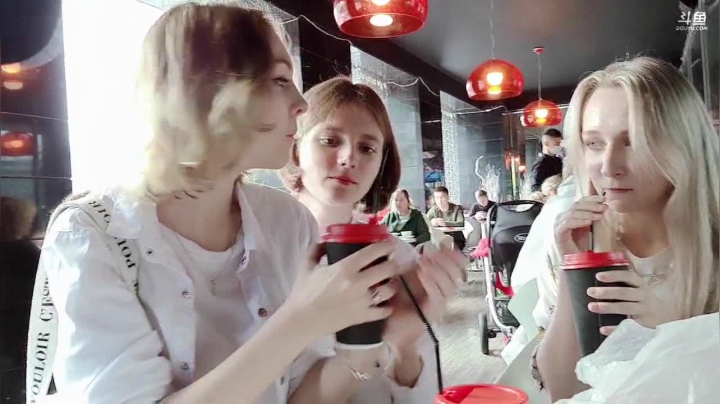 先去见两个才艺美女。 2020-08-22 18点场