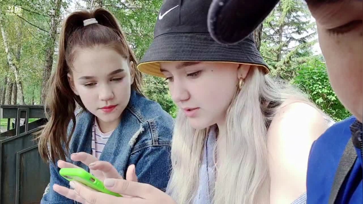 先去见两个才艺美女。 2020-08-22 12点场