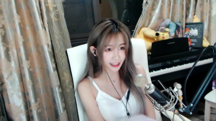 秋雨为裳发布了一个斗鱼视频2020-08-23