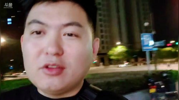 我在斗鱼看火力堂主直播户外