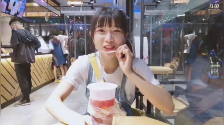 菜菜的瓜皮帽发布了一个斗鱼视频2020-08-24