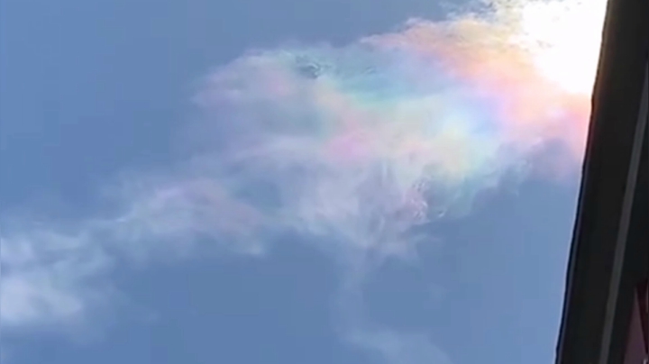 北京的小伙伴们快看往天上，至尊宝来接紫霞了
