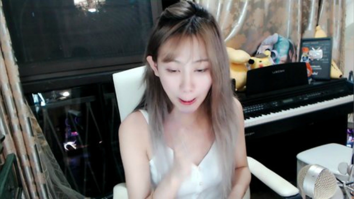 秋雨为裳发布了一个斗鱼视频2020-08-25