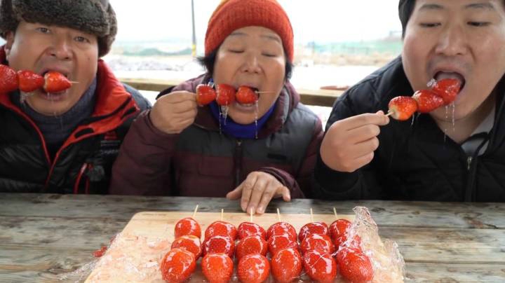 和妈妈一起学习制作甜蜜的草莓糖葫芦，吃上一口甜到心里！