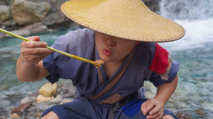 小伙秘制跳水兔，肉质鲜嫩，又麻又辣，比吃尖椒兔还够味