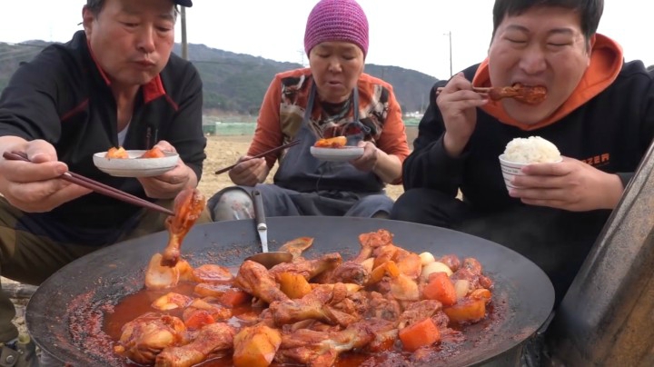 妈妈牌麻辣炖鸡，加入各种佐料和鸡腿肉炖煮后超级适合在冬天吃！