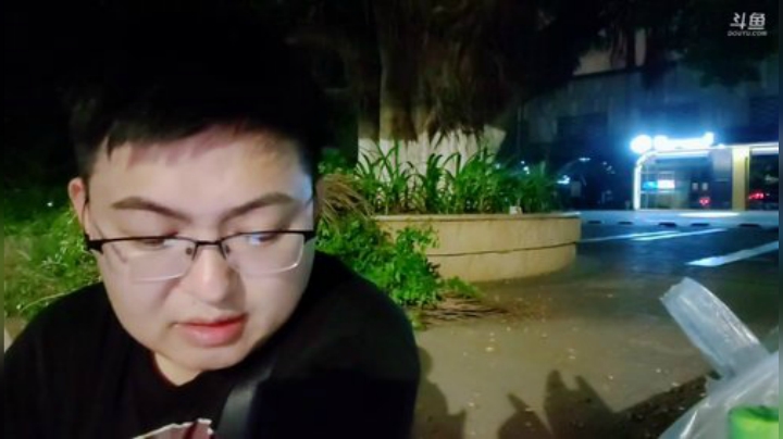 我在斗鱼看火力堂主直播户外