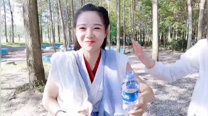 肖淑洁生命中的光和盐发布了一个斗鱼视频2020-08-27