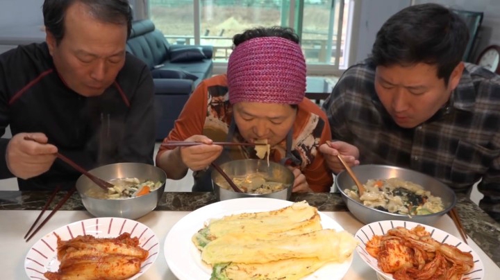 下雨天吃白菜煎饼和手拉面汤，虽然吃的很简单但妈妈做的最好吃！