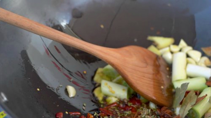 我在斗鱼看野食小哥直播美食