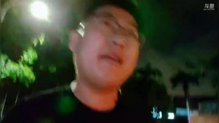 我在斗鱼看火力堂主直播户外