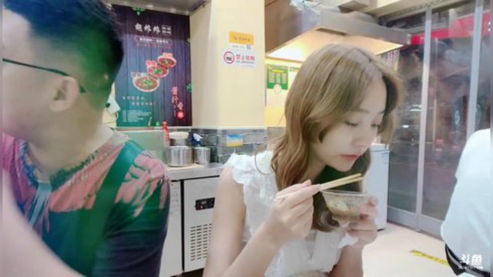 我在斗鱼看火力堂主直播户外