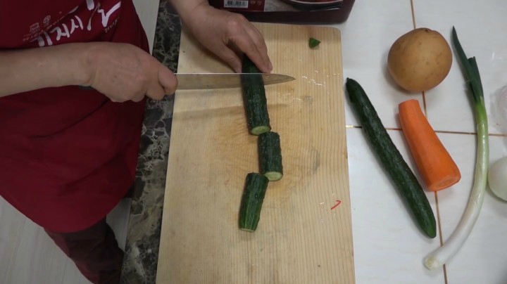 跟着妈妈一起来制作豆渣汤烤鱼和酱牛肉，超极丰盛的家常菜哦！