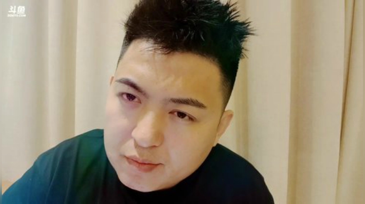我在斗鱼看火力堂主直播户外