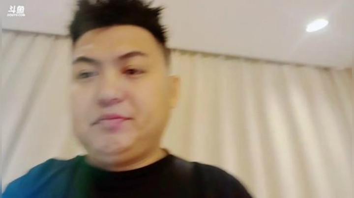 我在斗鱼看火力堂主直播户外